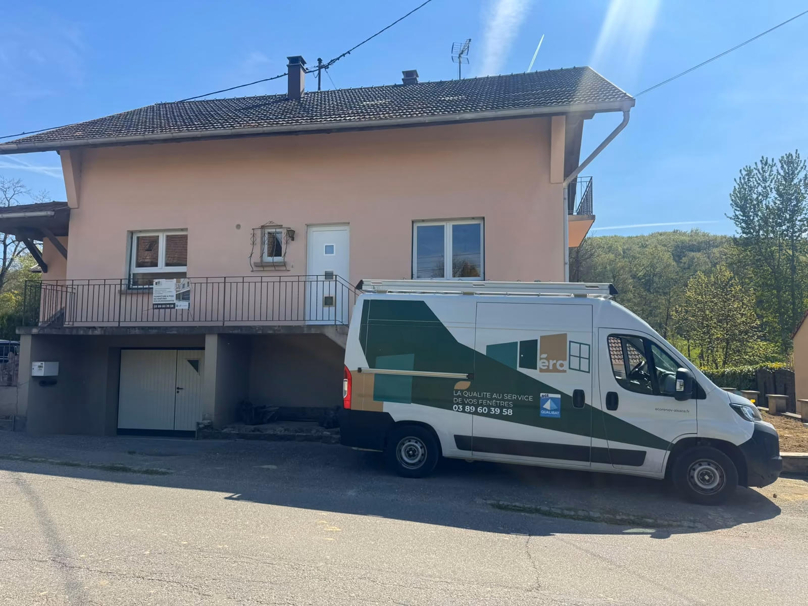 Le fourgon ECO RÉNOV ALSACE garé devant une maison au crépi rose, le jour du chantier — photo de chantier