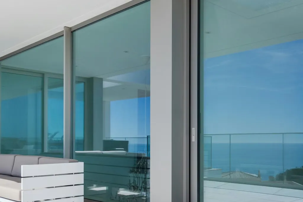 Grande baie vitrée sur terrasse — visuel produit